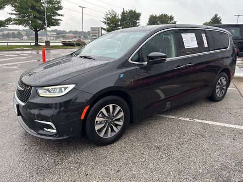 Used 2023 Chrysler Pacifica Touring-L FWD image 12