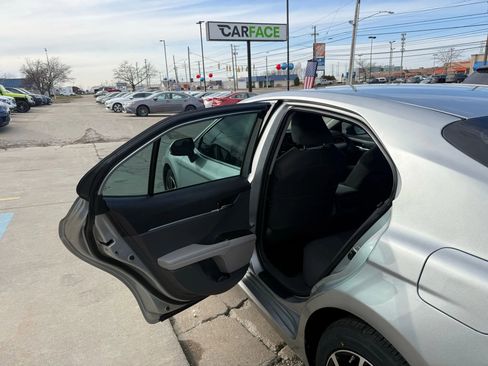 Used 2021 Toyota Camry LE image 19