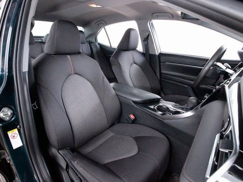 Used 2018 Toyota Camry LE image 21