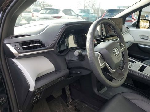 Used 2025 Toyota Sienna XSE image 21