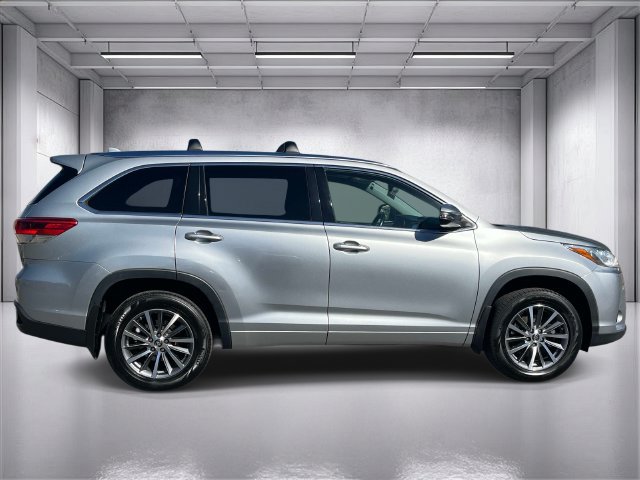 Used 2018 Toyota Highlander XLE AWD/4WD image 2