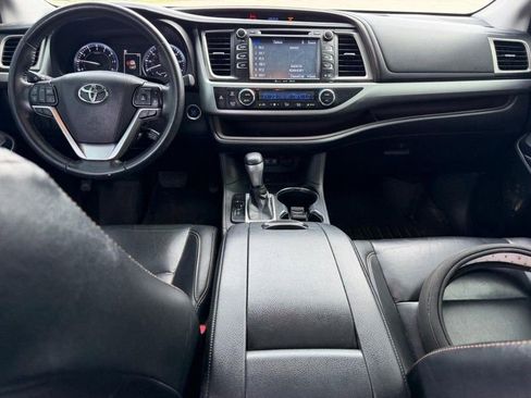 Used 2019 Toyota Highlander XLE FWD image 12