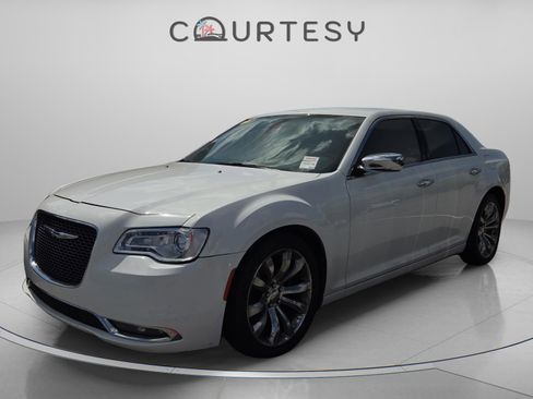 Used 2018 Chrysler 300 Limited image 1