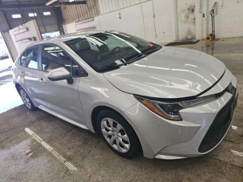 Used 2022 Toyota Corolla LE FWD image 2