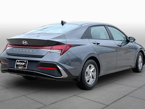 Used 2024 Hyundai Elantra SE FWD image 12