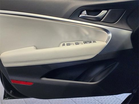 Used 2025 Genesis G70 2.5T image 23