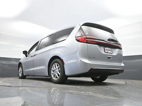 Used 2024 Chrysler Pacifica Touring-L FWD image 52
