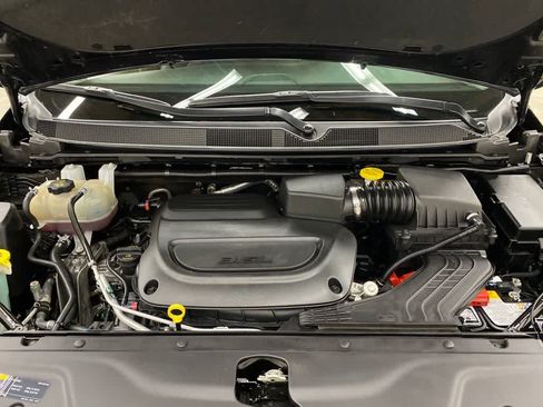 Used 2024 Chrysler Pacifica Touring-L FWD image 11