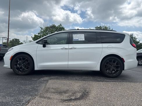 Used 2025 Chrysler Pacifica Limited FWD image 2