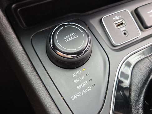 Used 2020 Jeep Cherokee Limited image 27