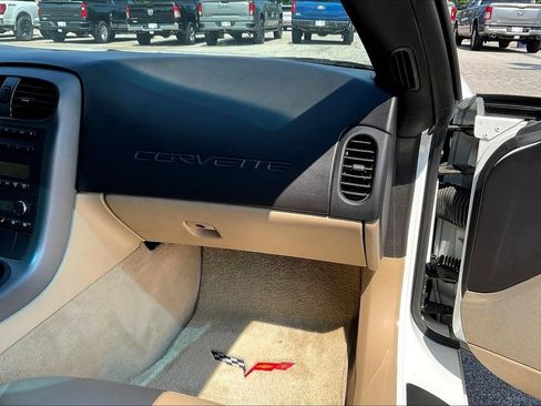 Used 2006 Chevrolet Corvette Coupe w/ Preferred Equipment Group RWD image 14