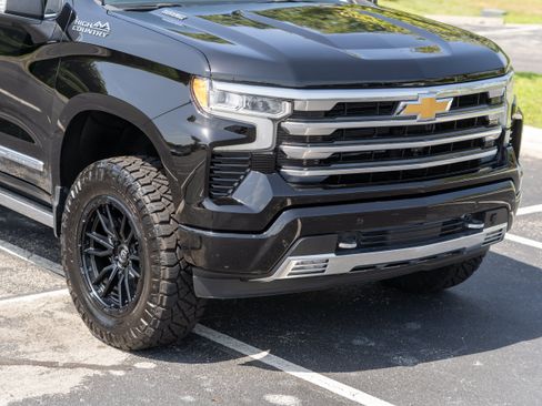 Used 2025 Chevrolet Silverado 1500 High Country w/ Technology Package AWD/4WD image 47