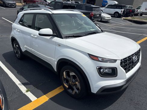 Used 2023 Hyundai Venue SEL FWD image 2