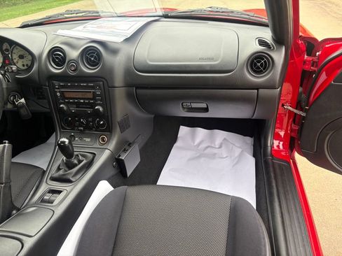 Used 2002 MAZDA MX-5 Miata RWD image 30