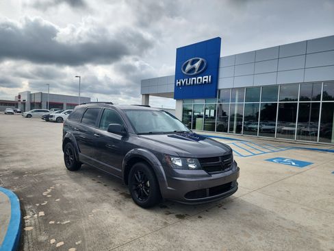 Used 2020 Dodge Journey SE w/ Blacktop Package FWD image 1