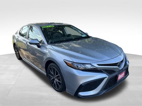 Used 2024 Toyota Camry SE FWD image 3