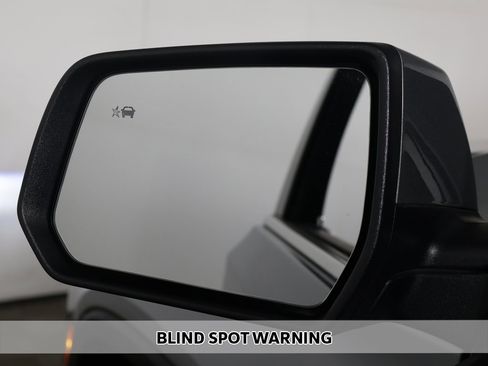 Used 2023 Chevrolet Traverse LT w/ Rear Camera Mirror Package image 9