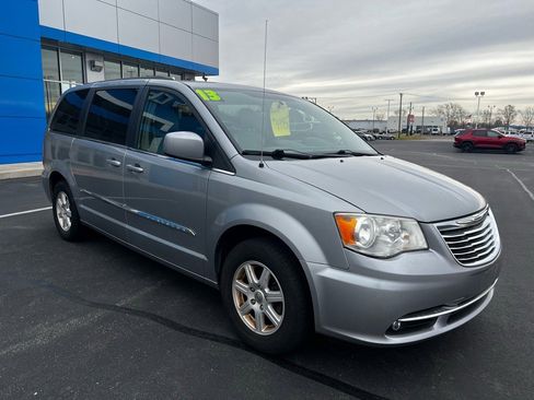 Used 2013 Chrysler Town & Country Touring image 2