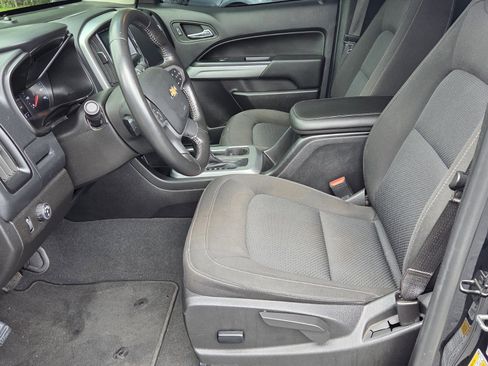 Used 2022 Chevrolet Colorado LT w/ LT Convenience Package image 3