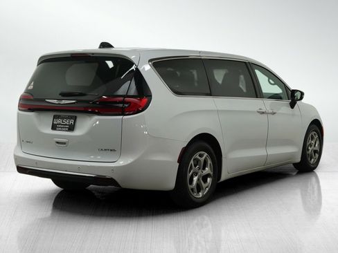 Used 2024 Chrysler Pacifica Limited image 5