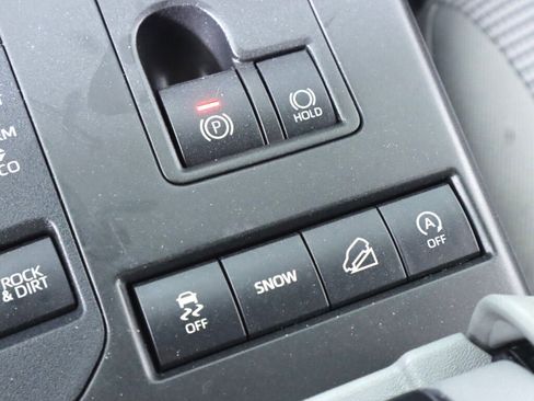 Used 2020 Toyota Highlander LE AWD/4WD image 27