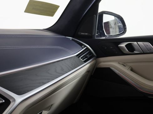 Used 2022 BMW X7 M50i image 9