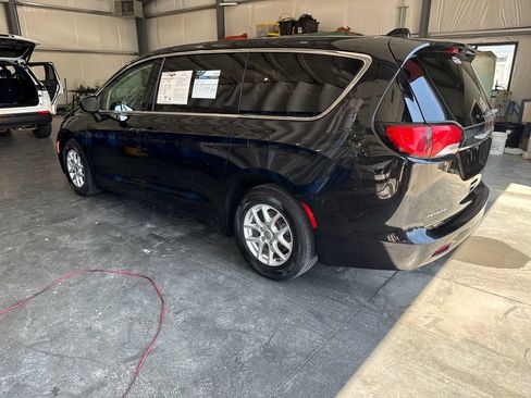 Used 2017 Chrysler Pacifica Touring FWD image 3