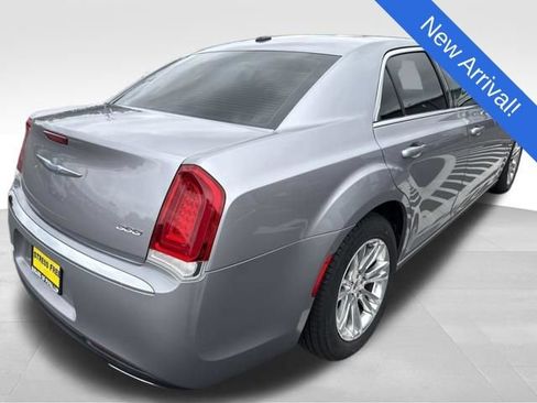 Used 2017 Chrysler 300 Touring w/ Value Package RWD image 7