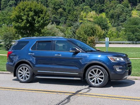 Used 2017 Ford Explorer Limited w/ Equipment Group 303A AWD/4WD image 3