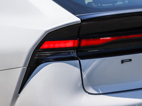 Used 2025 Toyota Prius LE FWD image 9