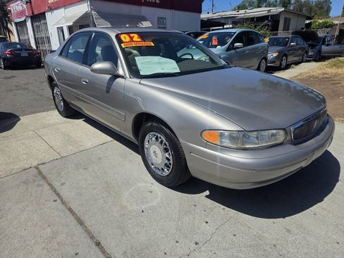 Used 2002 Buick Century Custom w/ Western Region Pkg FWD image 2