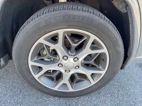 Used 2022 Jeep Grand Cherokee Laredo X image 13