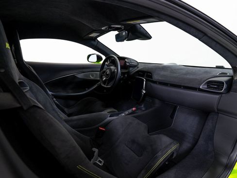 Used 2024 McLaren Artura RWD image 20