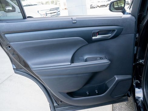 Certified 2023 Toyota Highlander Bronze Edition image 12