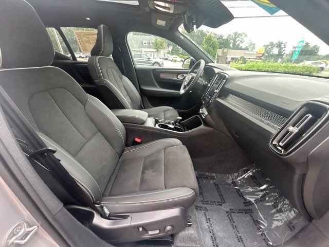 Certified 2025 Volvo XC40 B5 Plus AWD/4WD image 15