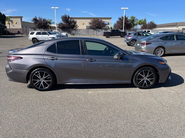 Used 2022 Toyota Camry SE FWD image 2