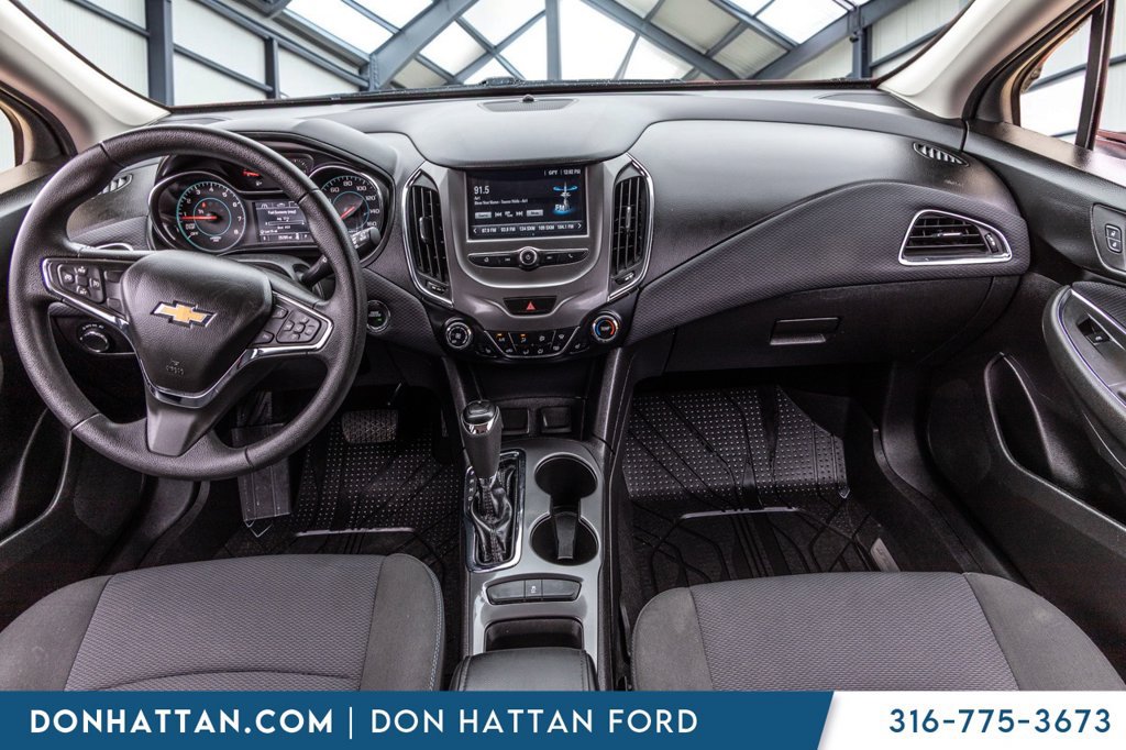 Used 2018 Chevrolet Cruze LT w/ Convenience Package FWD image 5