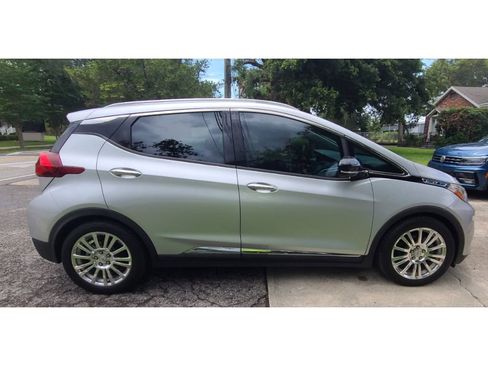Used 2017 Chevrolet Bolt Premier FWD image 3