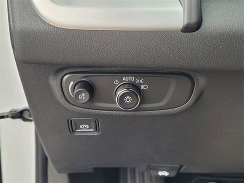 Used 2023 GMC Terrain SLE w/ Driver Convenience Package image 24