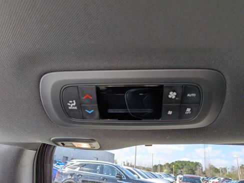 Used 2025 Chrysler Pacifica Limited image 29