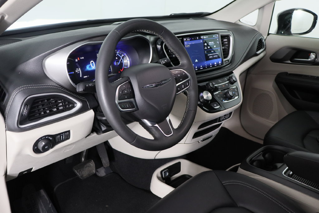 Used 2024 Chrysler Pacifica Limited FWD image 28