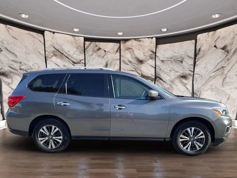 Used 2017 Nissan Pathfinder SV image 4