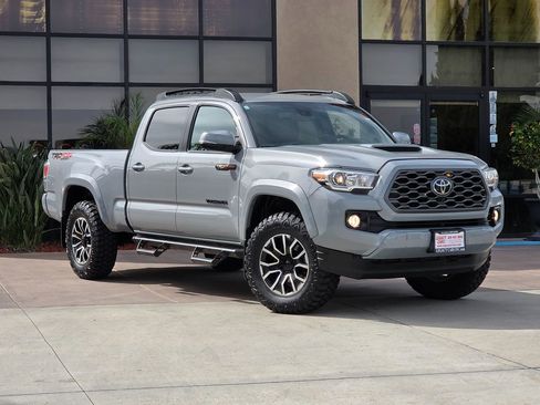 Used 2021 Toyota Tacoma TRD Sport w/ Technology Package image 3