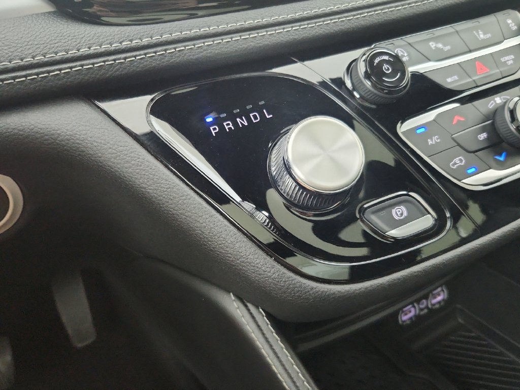 Certified 2025 Chrysler Pacifica Limited FWD image 32