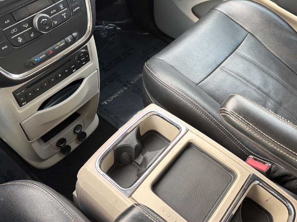 Used 2012 Chrysler Town & Country Touring-L w/ Entertainment Group #2 FWD image 8