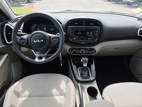 Certified 2025 Kia Soul LX w/ LX Technology Package FWD image 7