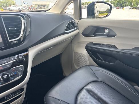 Used 2024 Chrysler Pacifica Touring-L FWD image 42
