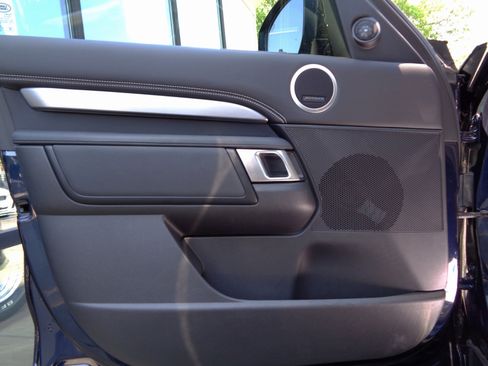 Used 2023 Land Rover Discovery S R-Dynamic image 17