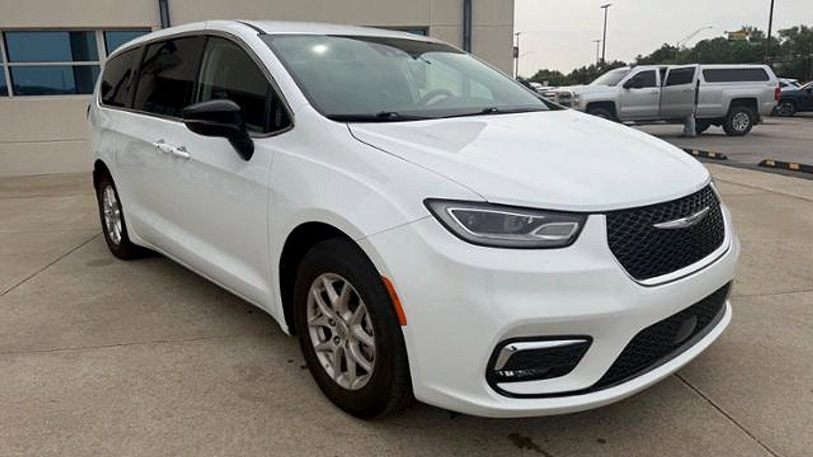 Used 2024 Chrysler Pacifica Touring-L FWD image 5