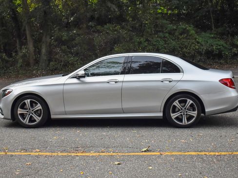 Used 2019 Mercedes-Benz E 300 4MATIC w/ Convenience Package image 4